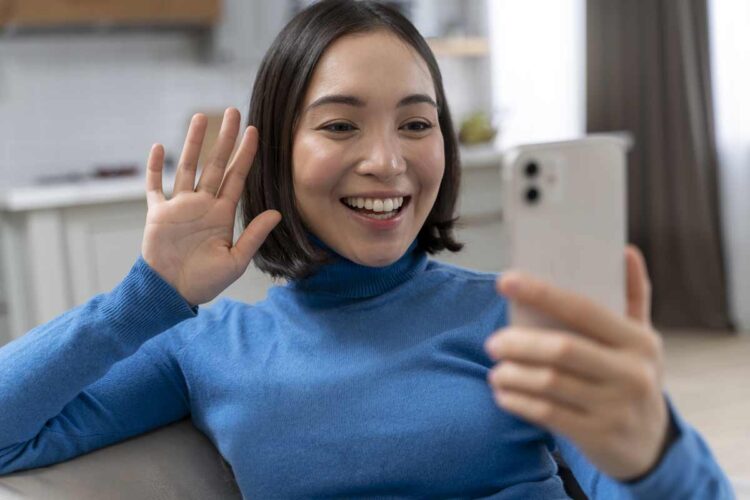 Cette femme fait une cam aléatoire sur internet depuis son smartphone