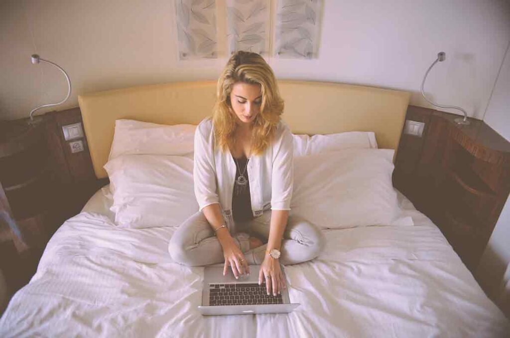 Cette femme subit un harcelement en ligne qu'lele a peur de voir déraper