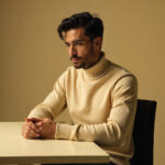 Cet homme arbore un quarter top et un match dans un café